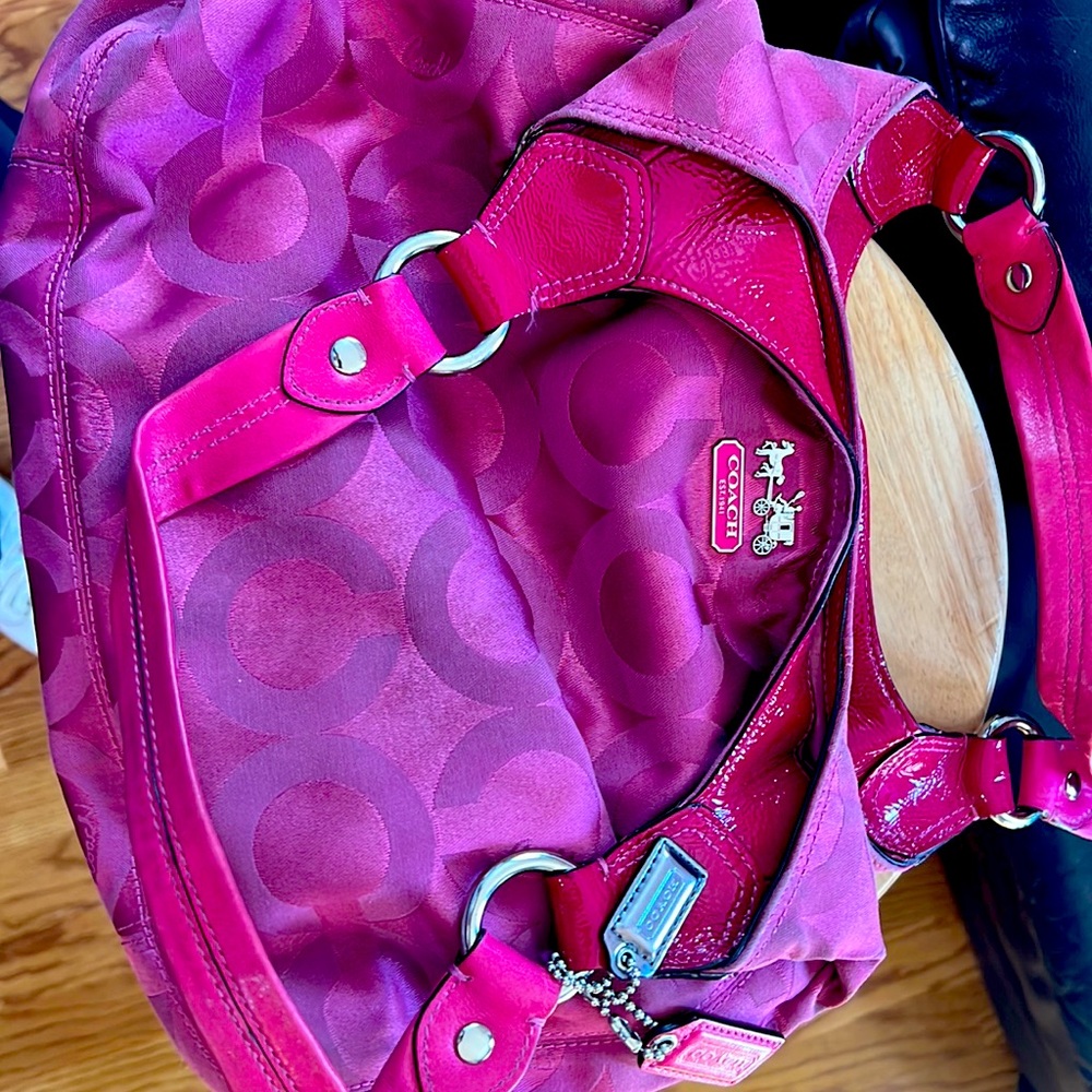 Used coach purse. This is a used purse that does show signs of wear.
